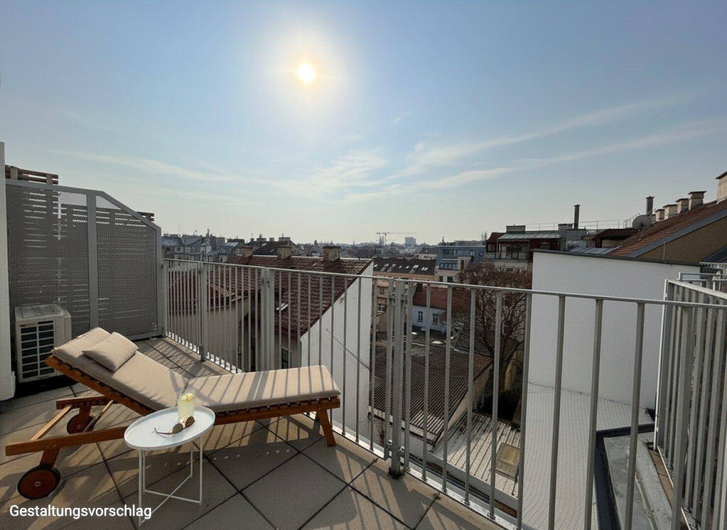 Sonnige Dachterrasse mit Liegestuhl und weitem Blick über die Stadt.
