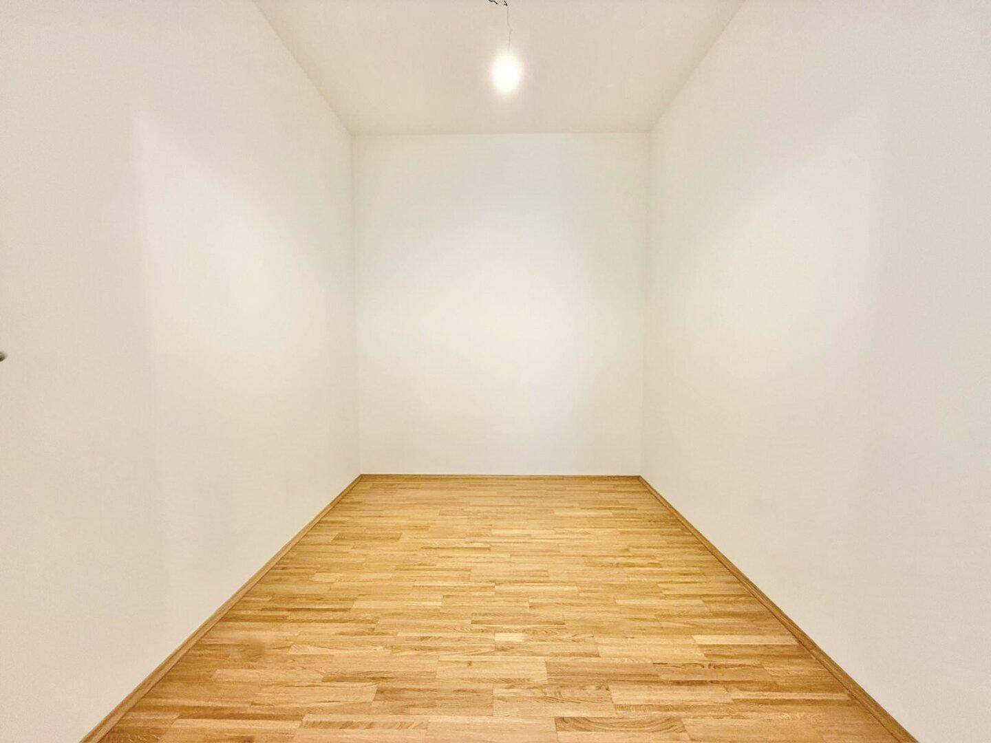 Kleiner, leerer Raum mit Holzboden, ideal als Abstellraum oder Speisekammer nutzbar.