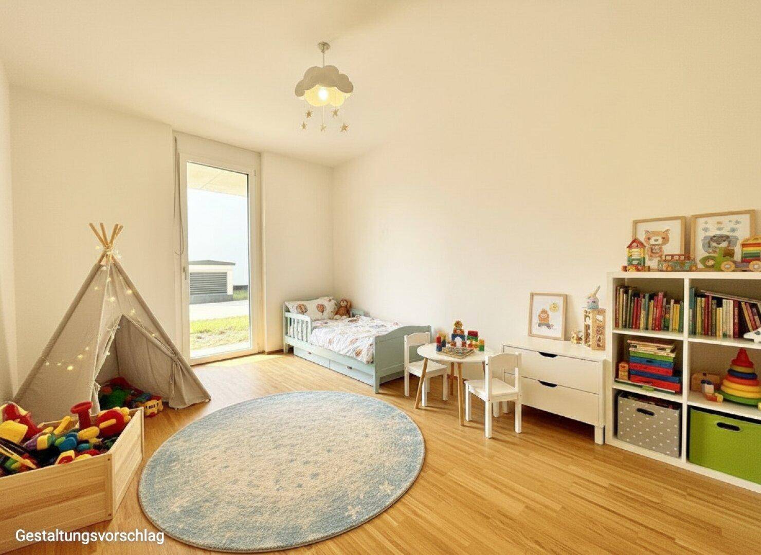 Freundliches Kinderzimmer mit Holzboden, Spielbereich und viel Stauraum für Spielzeug.