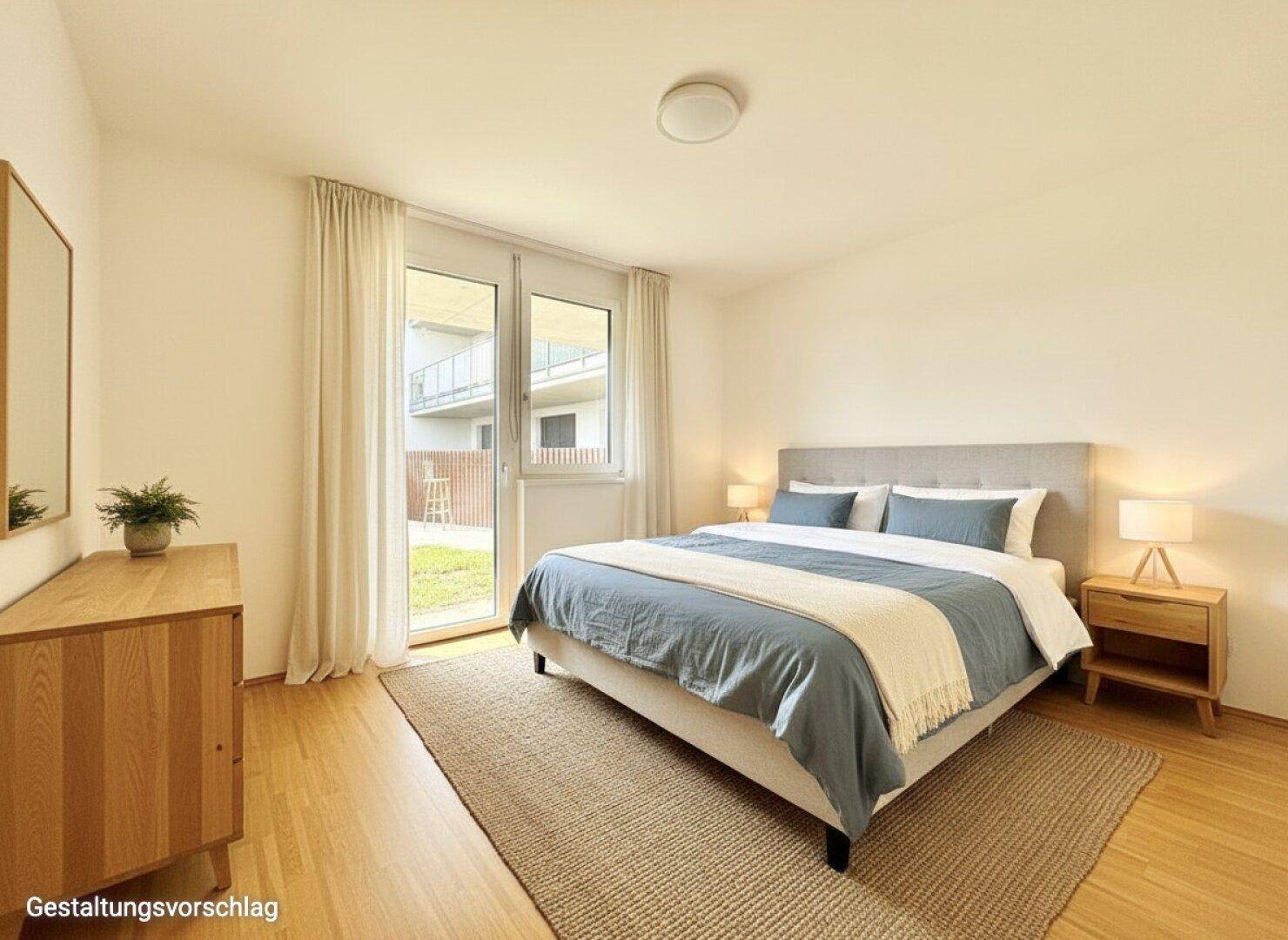 Helles Schlafzimmer mit Holzboden, Doppelbett und direktem Zugang zu einer Grünfläche.