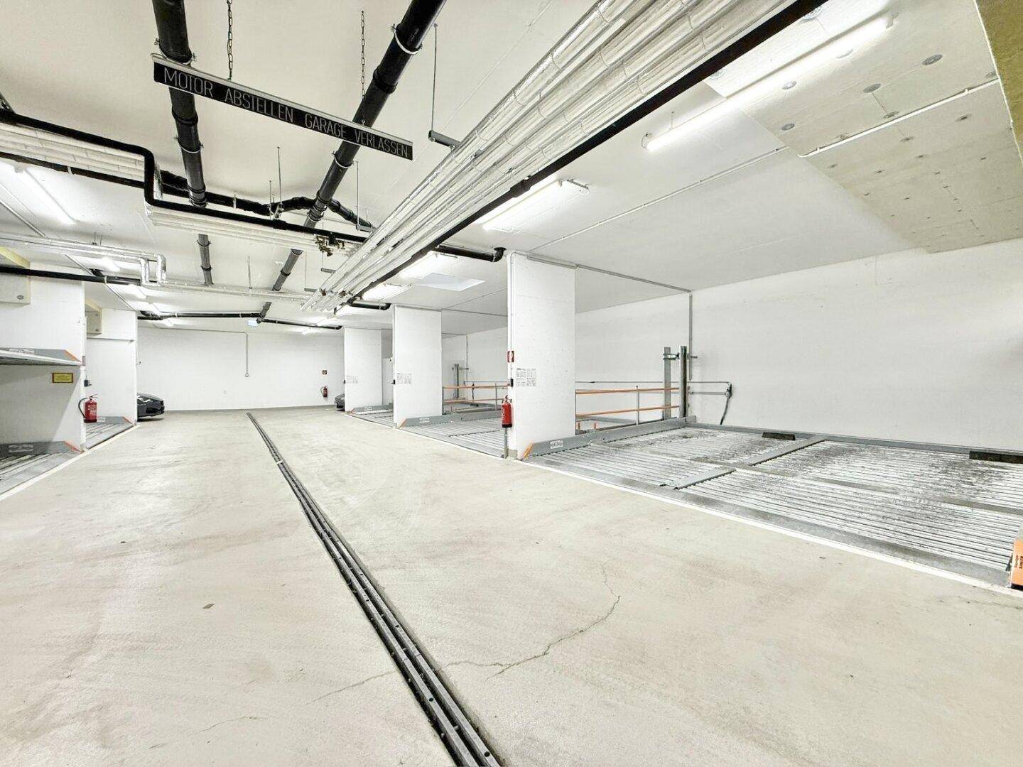 Tiefgarage mit modernen Parksystemen und ausreichend Platz für mehrere Fahrzeuge.