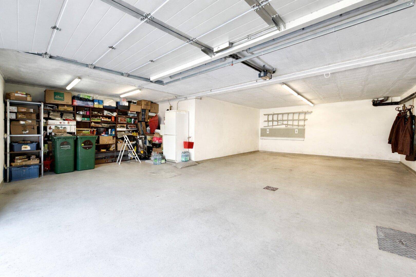 Geräumige Garage mit viel Stauraum und Platz für Fahrzeuge.