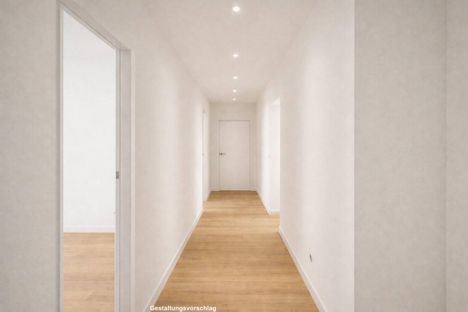 Langer, heller Flur mit Holzboden und Einbaustrahlern, der zu weiteren Räumen führt.
