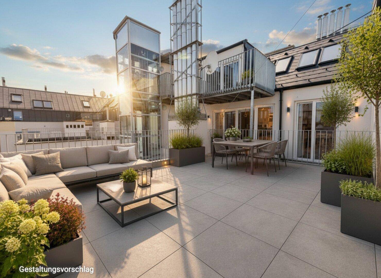 Sonnige Dachterrasse mit Lounge- und Essbereich, umgeben von Pflanzen und mit Blick auf die Stadt.