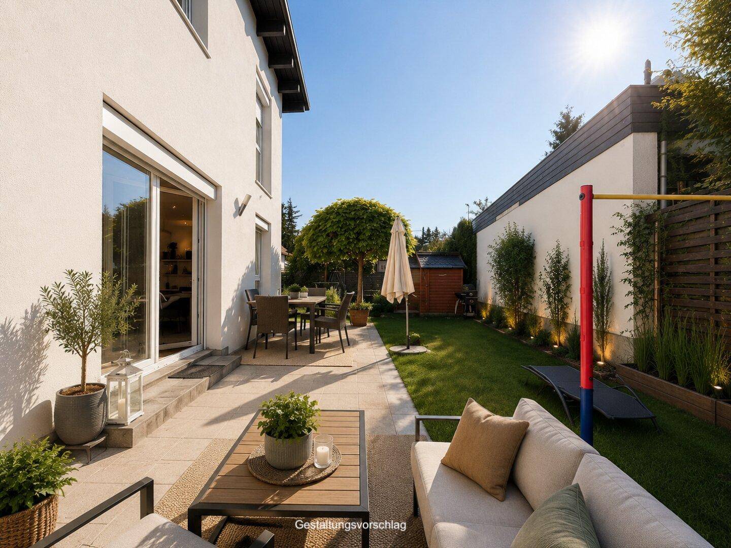 Sonniger Gartenbereich mit Terrasse, Sitzgelegenheiten und einem kleinen Gartenhaus.