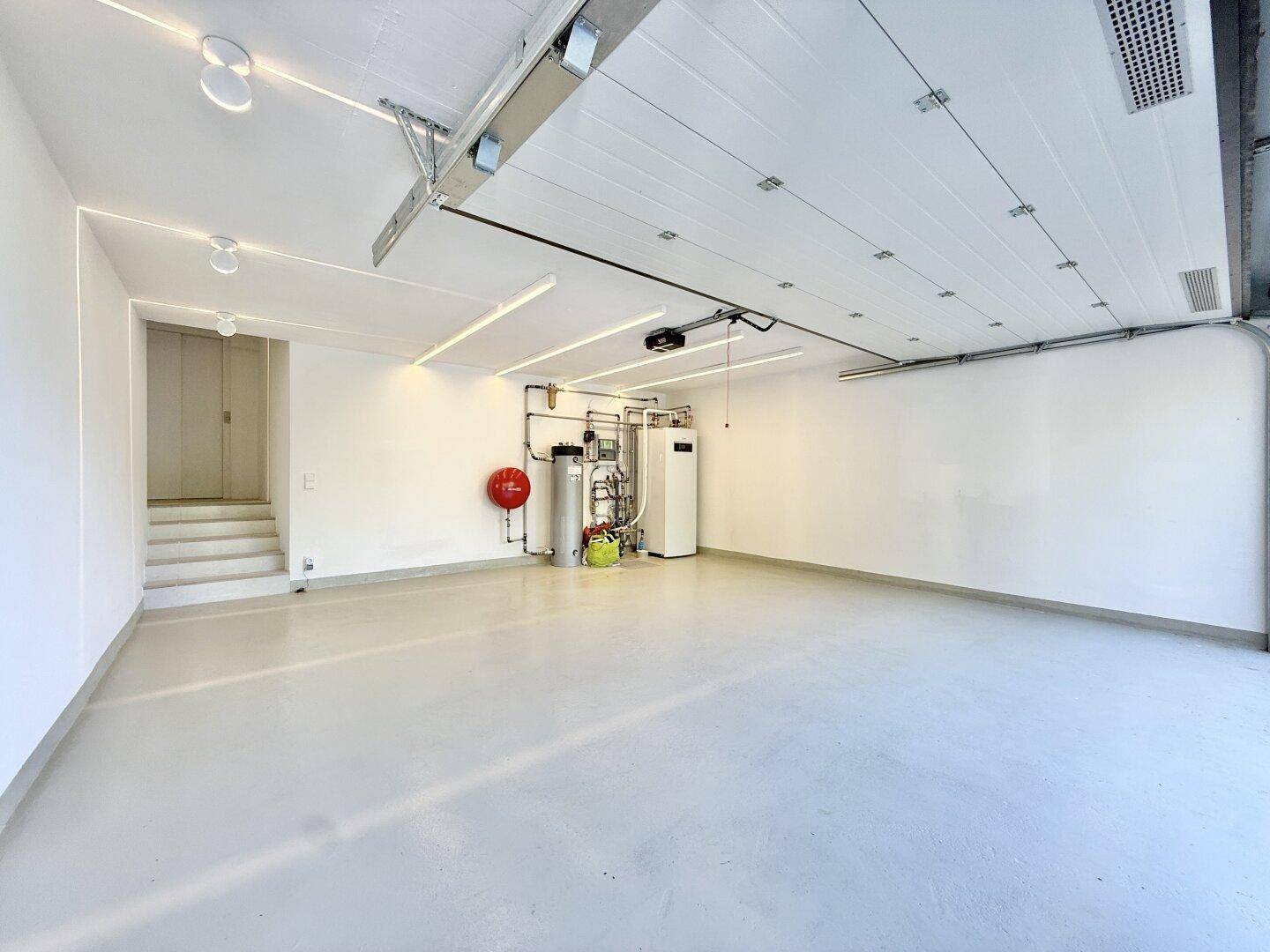 Geräumige Garage mit sauberem Boden, ausreichend Platz und technischer Ausstattung.