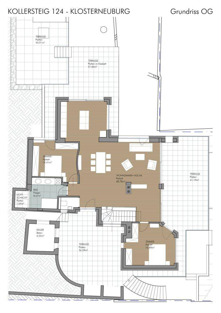 Grundriss des Obergeschosses mit offenem Wohnbereich, Küche, Bad und mehreren Terrassen.