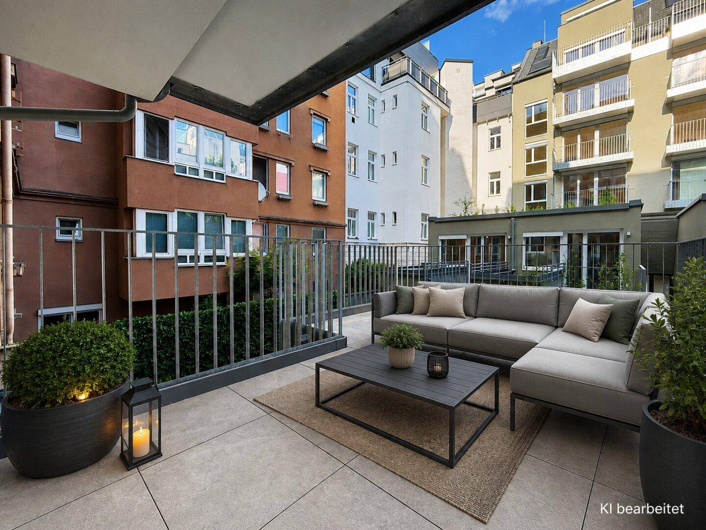 Möblierte Terrasse mit bequemen Lounge-Möbeln und einem schönen Blick auf die umliegenden Gebäude.
