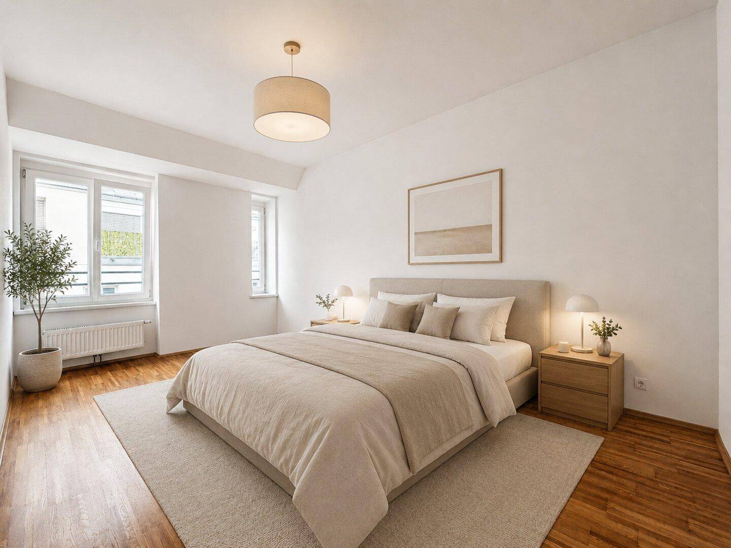 Helles Schlafzimmer mit Doppelbett, Holzboden und großen Fenstern.