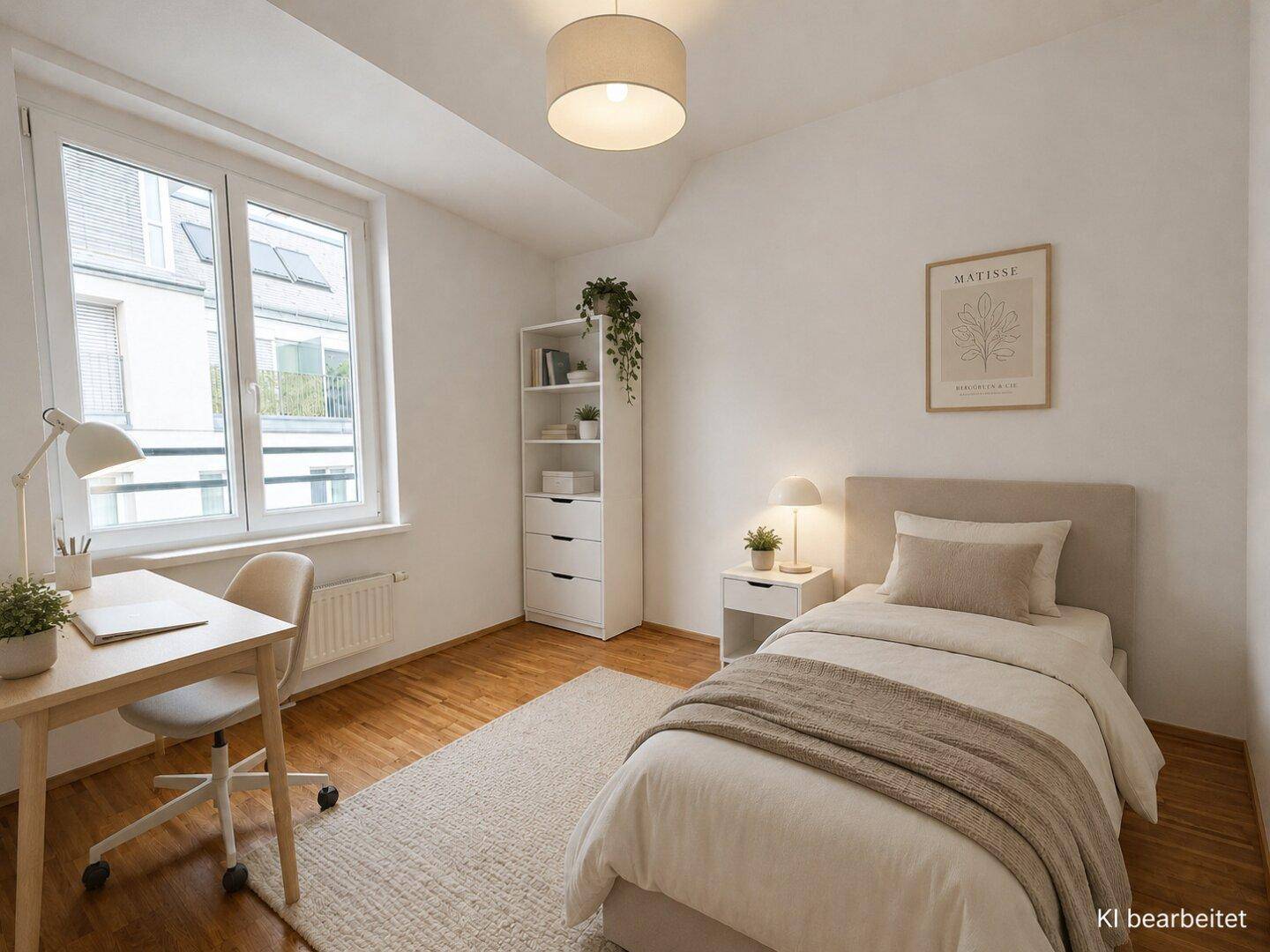 Gemütliches Schlafzimmer mit Einzelbett, Schreibtisch und Blick ins Grüne.