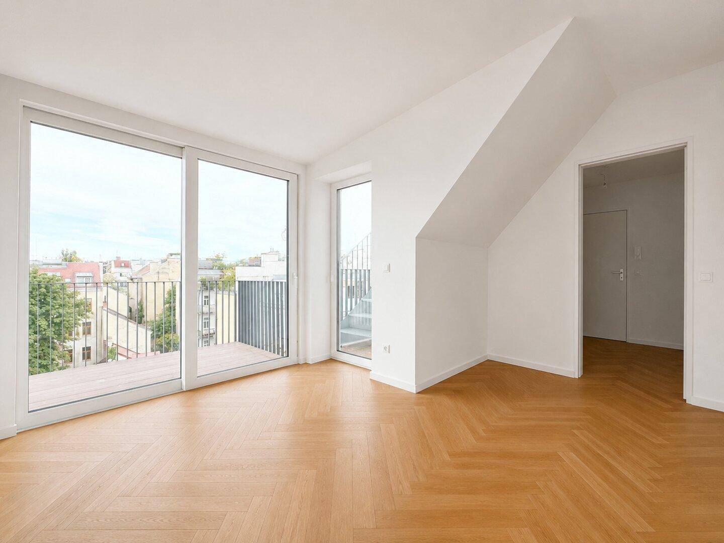 Heller Raum mit Fischgrätparkett und großen Schiebetüren zum Balkon mit Stadtblick.