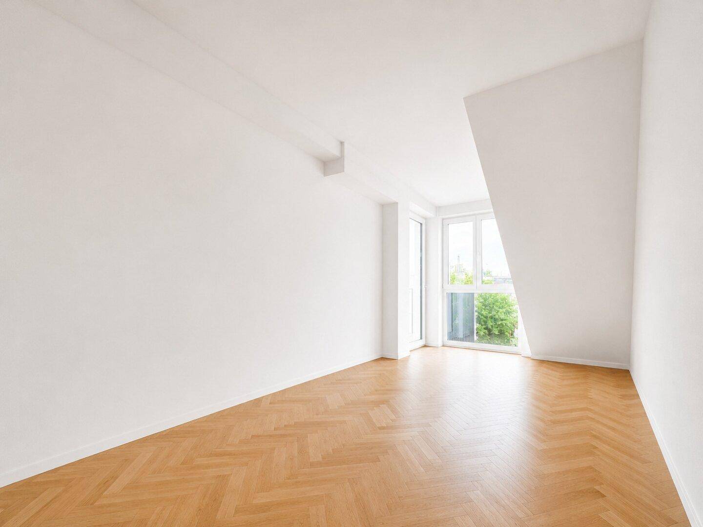 Heller, leerer Raum mit Fischgrätparkett und einem Fenster, ideal als Schlaf- oder Kinderzimmer.
