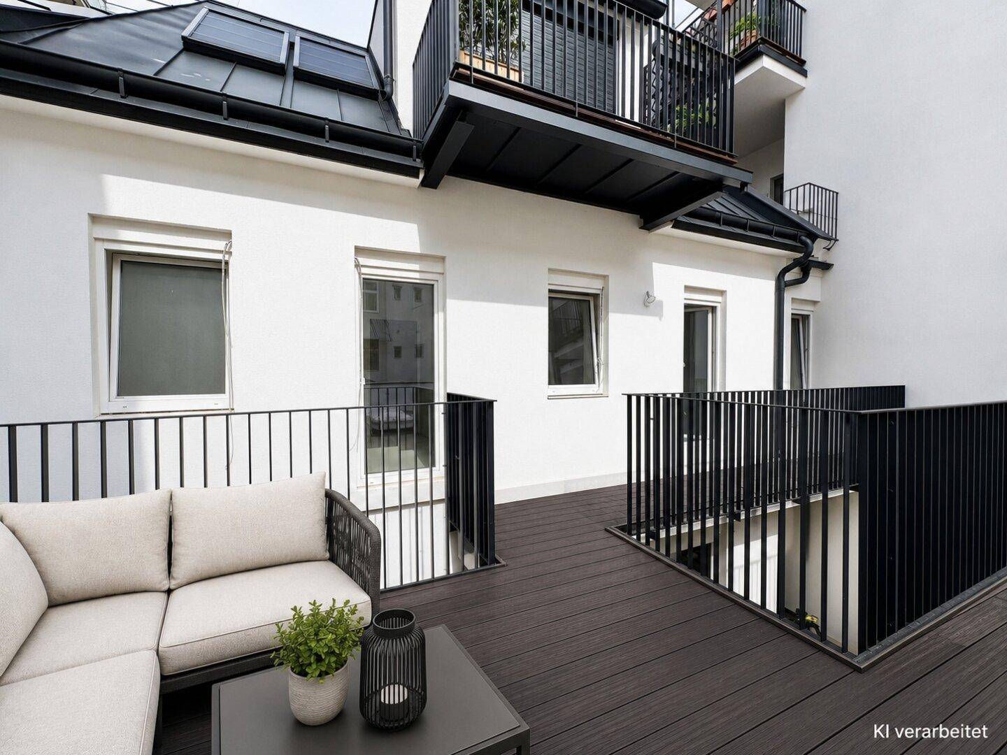 Geräumige Dachterrasse mit dunklem Holzboden, Sitzgelegenheiten und Blick auf die Umgebung.