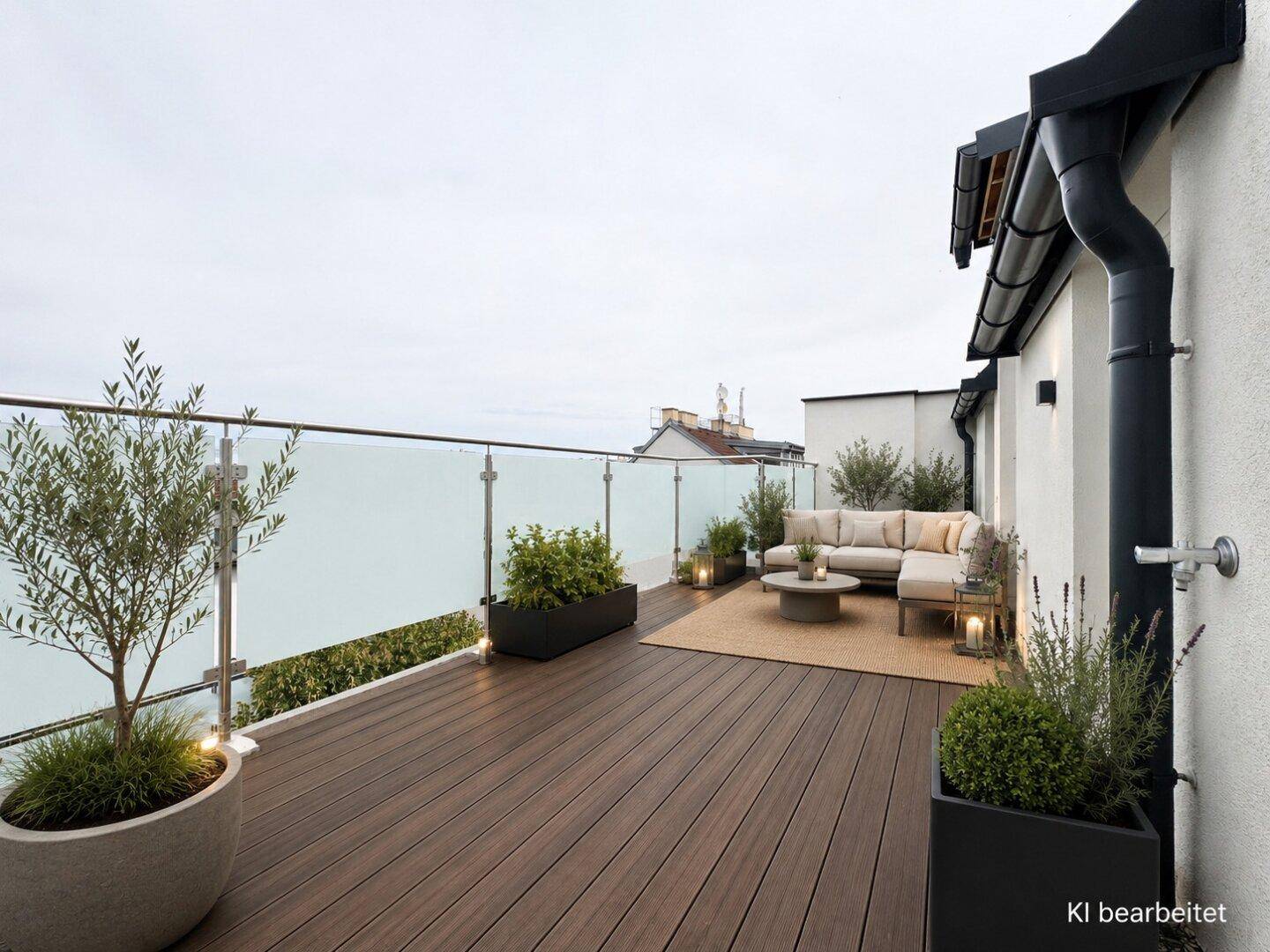 Geräumige Dachterrasse mit Holzdeck, Glasgeländer, bequemen Sitzmöbeln und Pflanzen.