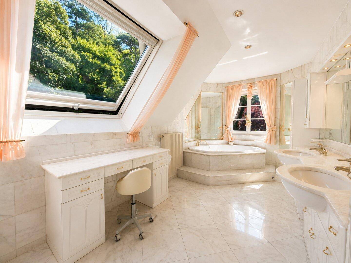 Luxuriöses Badezimmer mit Marmorfliesen, Eckbadewanne, Doppelwaschbecken und großem Dachfenster.