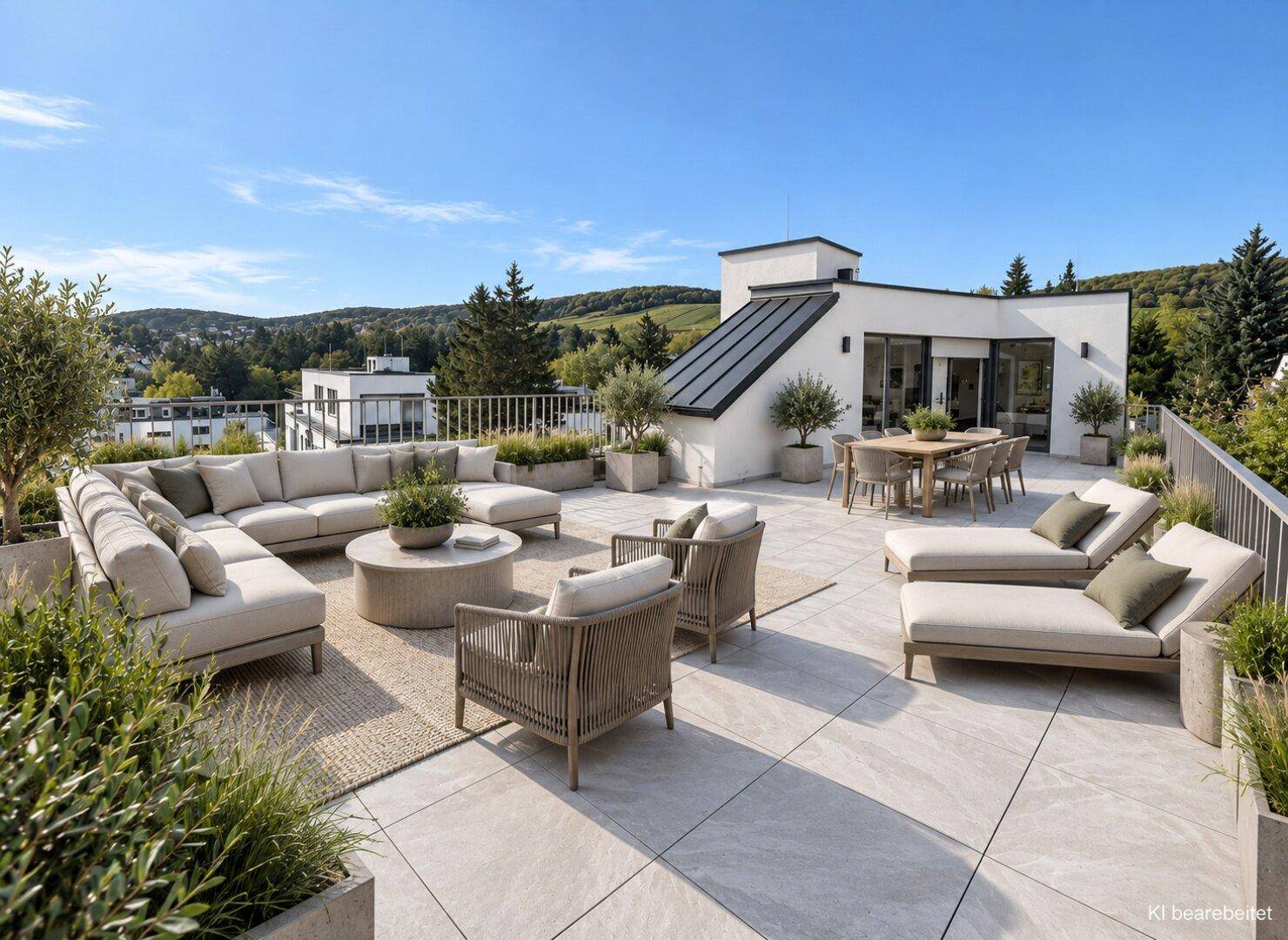 Geräumige Dachterrasse mit stilvollen Outdoor-Möbeln und weitem Blick über die Landschaft und Weinberge.