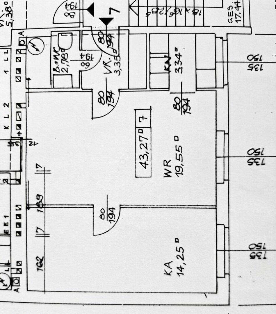 Grundrissplan zeigt die Raumaufteilung mit Wohnzimmer, Schlafzimmer und Flur.