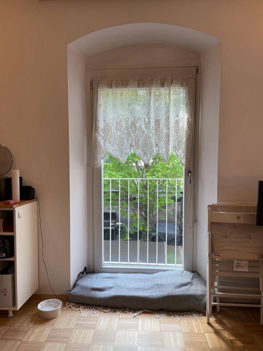 Französischer Balkon mit Blick ins Grüne, der viel Licht in den Wohnraum lässt.