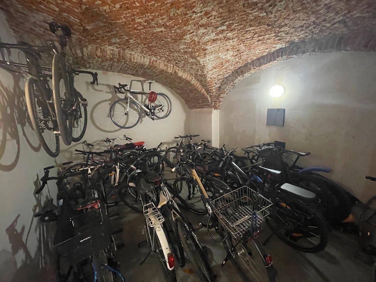 Geräumiger Fahrradraum mit historischem Gewölbedecke und vielen Abstellmöglichkeiten.
