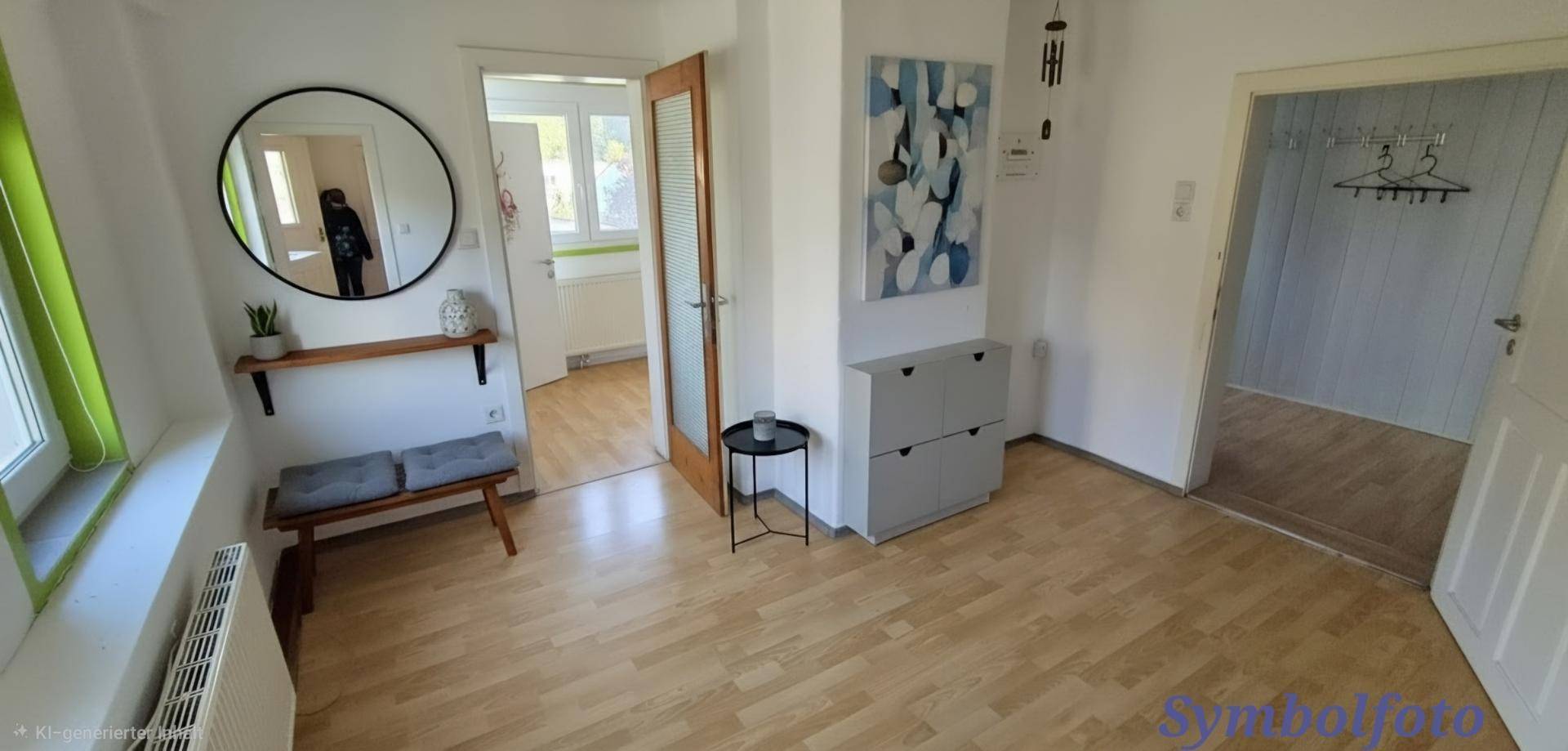 Freundlicher Eingangsbereich mit Holzfußboden, Spiegel und Schuhschrank, hell und einladend gestaltet.