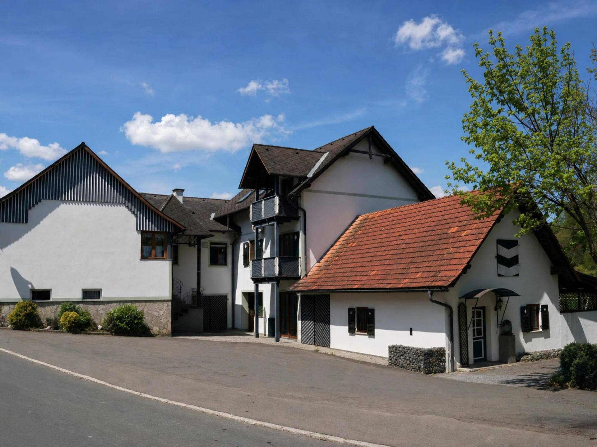 Ansicht des Gebäudekomplexes mit traditioneller Architektur und gepflegter Außenanlage.