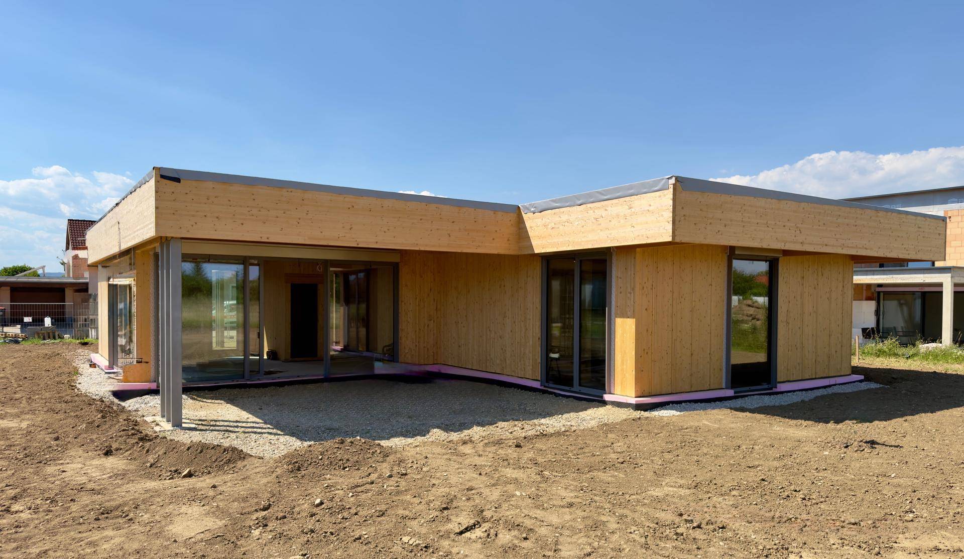 Moderner Design-Bungalow in nachhaltiger Massivholzbauweise – Exklusives Wohnen auf einer Ebene mit 203 m² Nutzfläche - Ansicht 2
