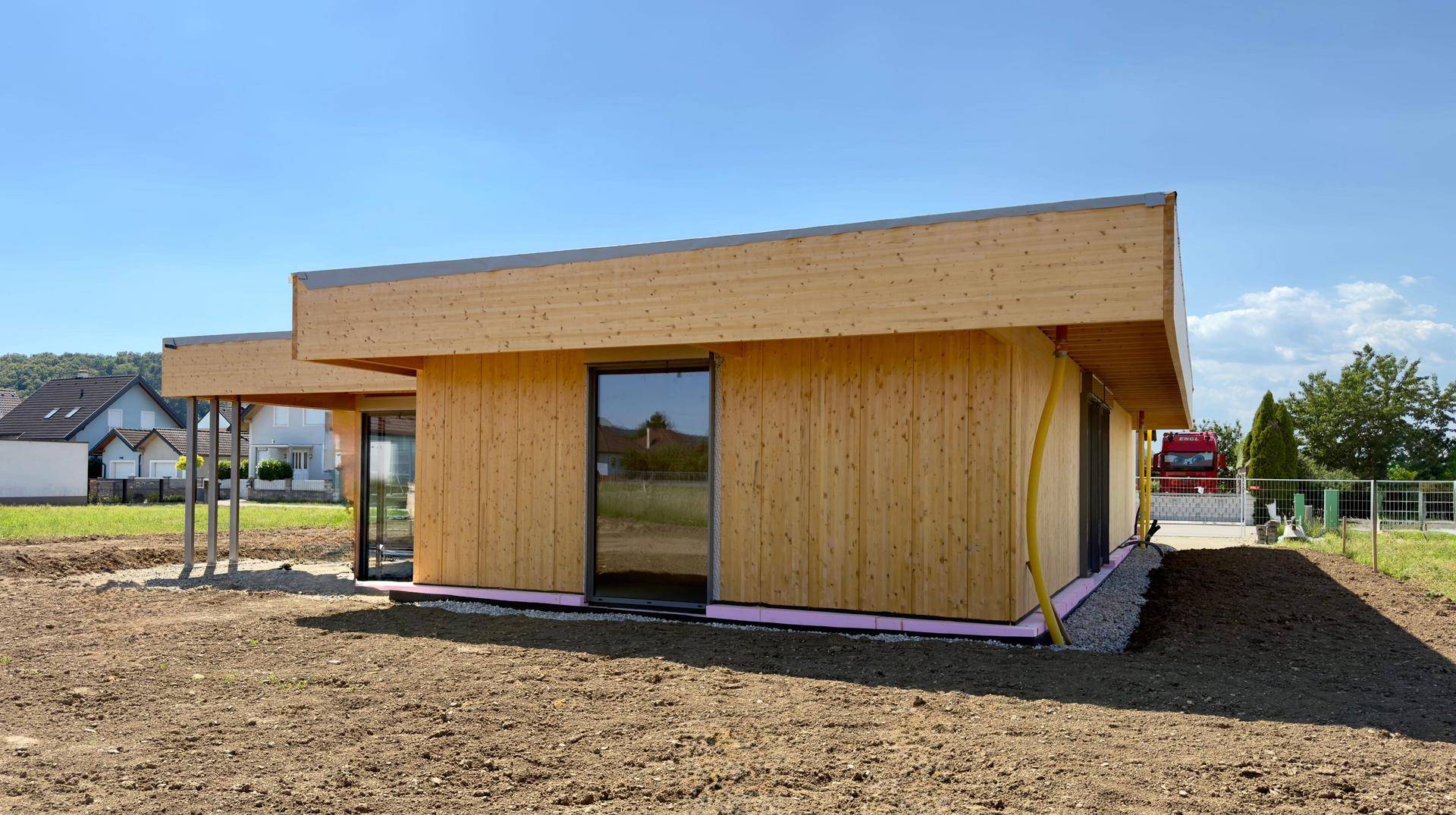 Moderner Design-Bungalow in nachhaltiger Massivholzbauweise – Exklusives Wohnen auf einer Ebene mit 203 m² Nutzfläche - Ansicht 5