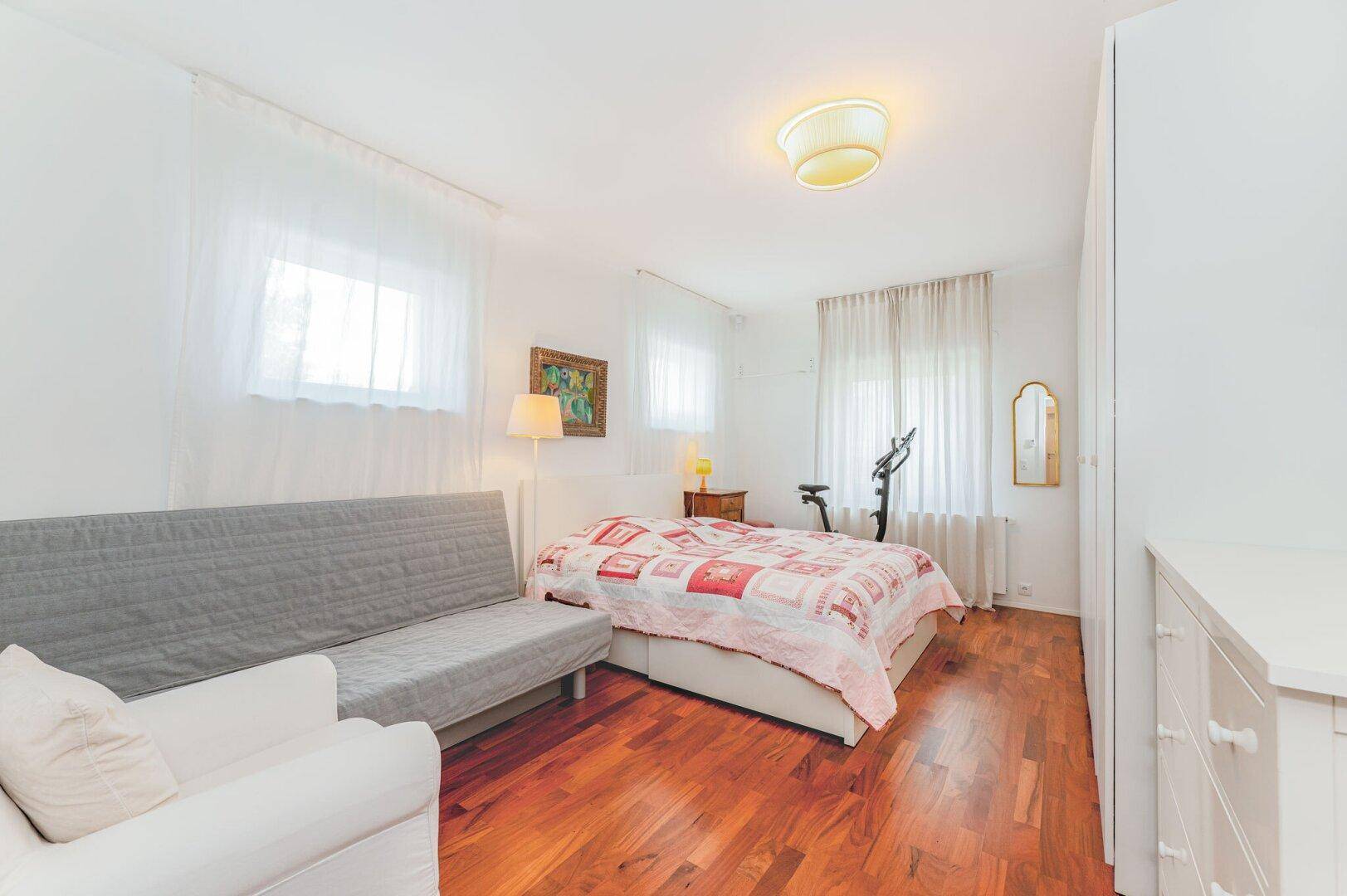 Hervorragendes Einfamilienhaus mit großem Garten, Terrasse und Garage - Mehr
