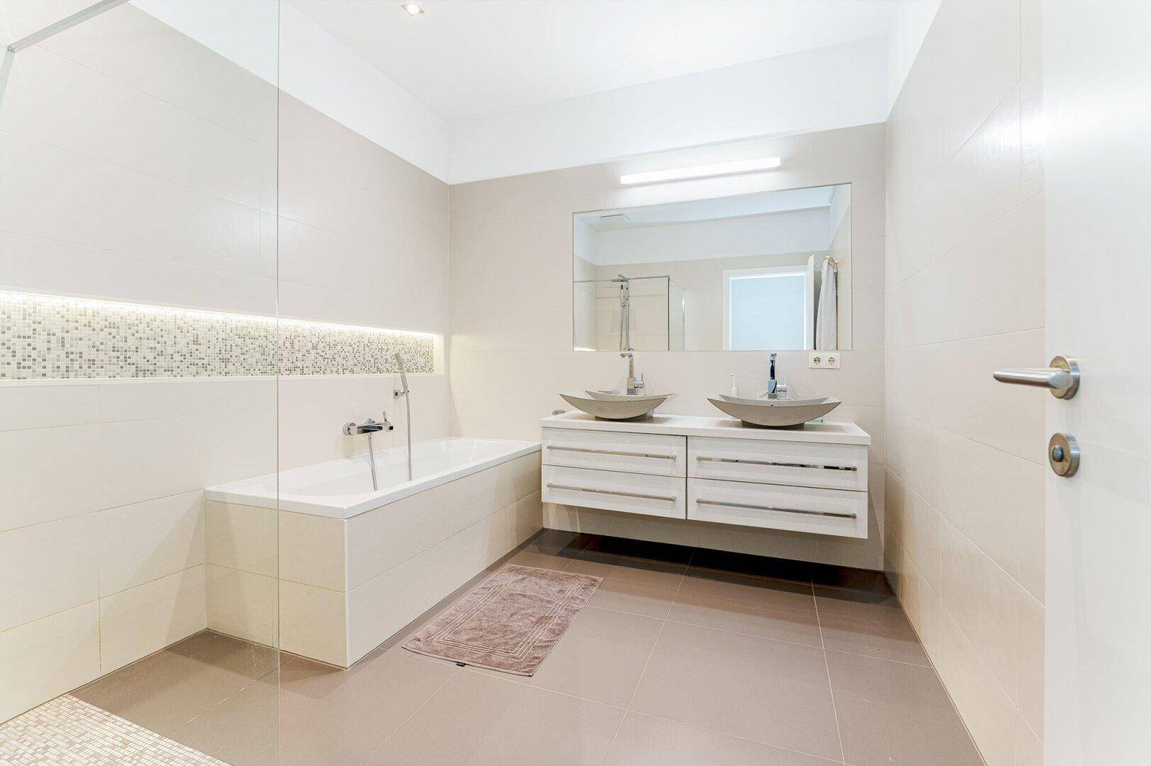 Großes, modernes Badezimmer mit Doppelwaschbecken, Badewanne und begehbarer Dusche.