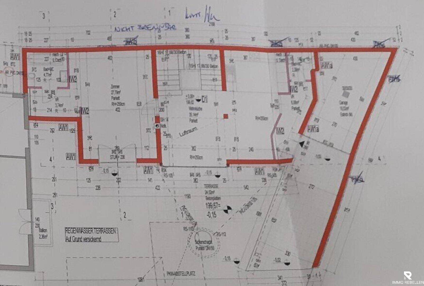 Detaillierter Grundrissplan mit Raumaufteilung und Außenbereichen wie Terrasse und Balkon.