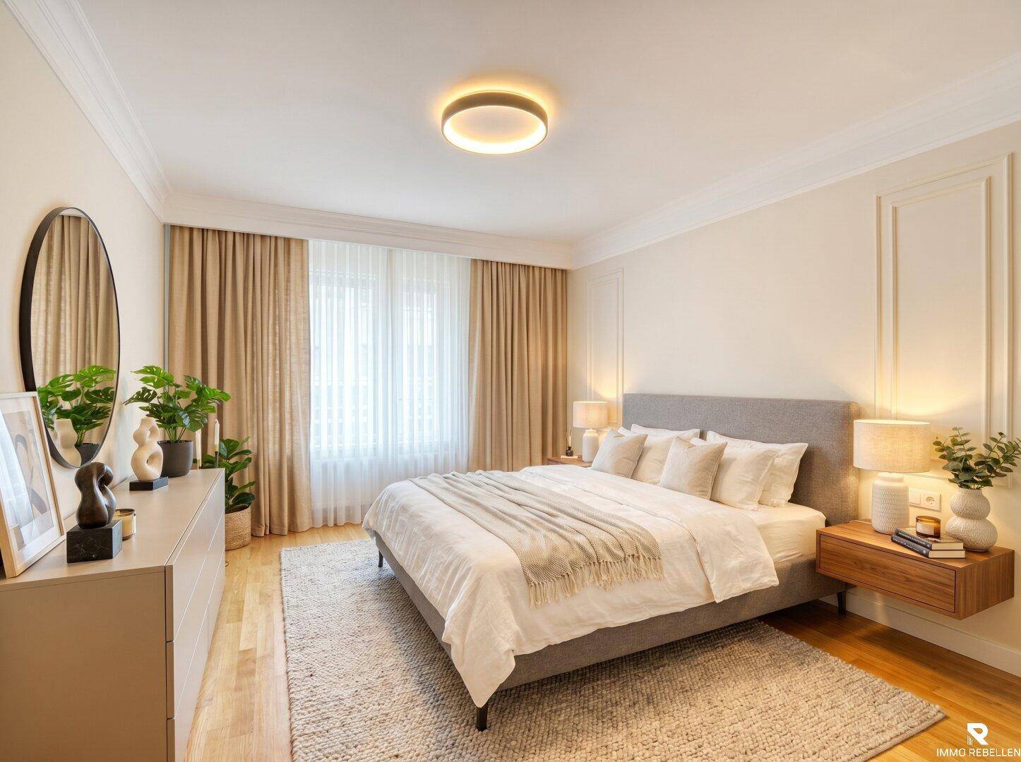 Gemütliches Schlafzimmer mit großem Bett, Holzboden und dekorativen Pflanzen.