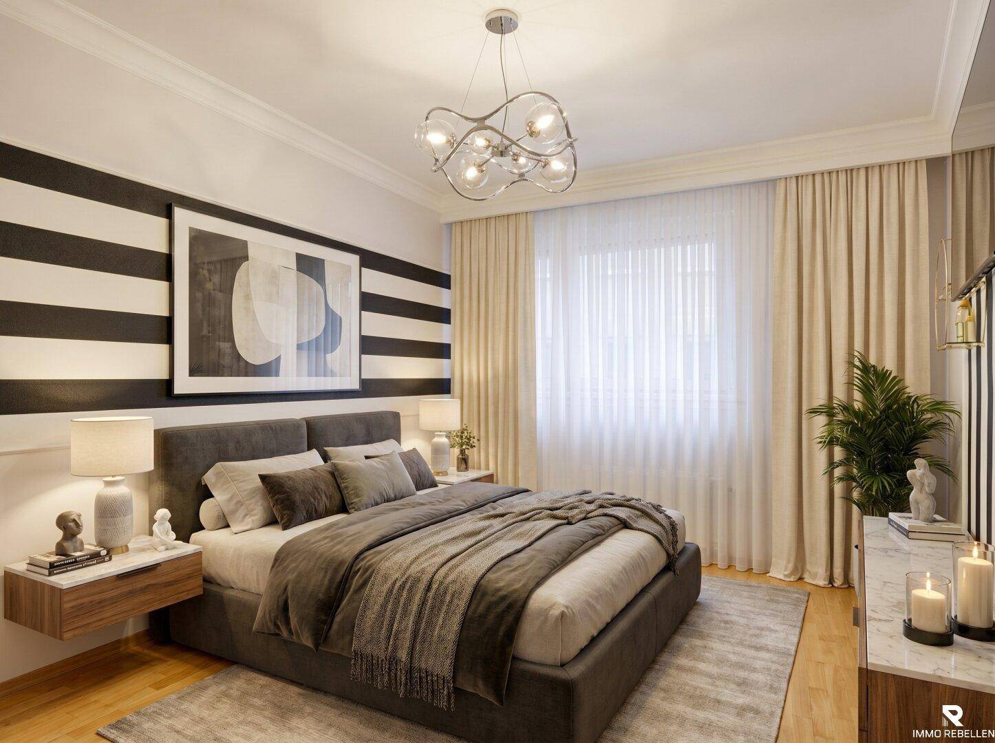 Modernes Schlafzimmer mit gestreifter Akzentwand, großem Bett und stilvoller Beleuchtung.