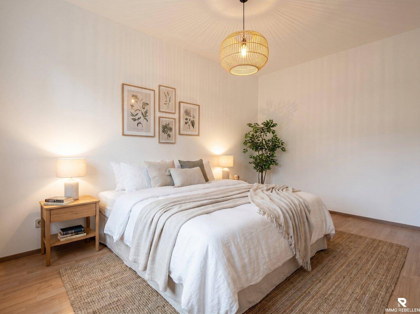 Gemütliches Schlafzimmer mit Doppelbett, Holzboden und natürlicher Dekoration.
