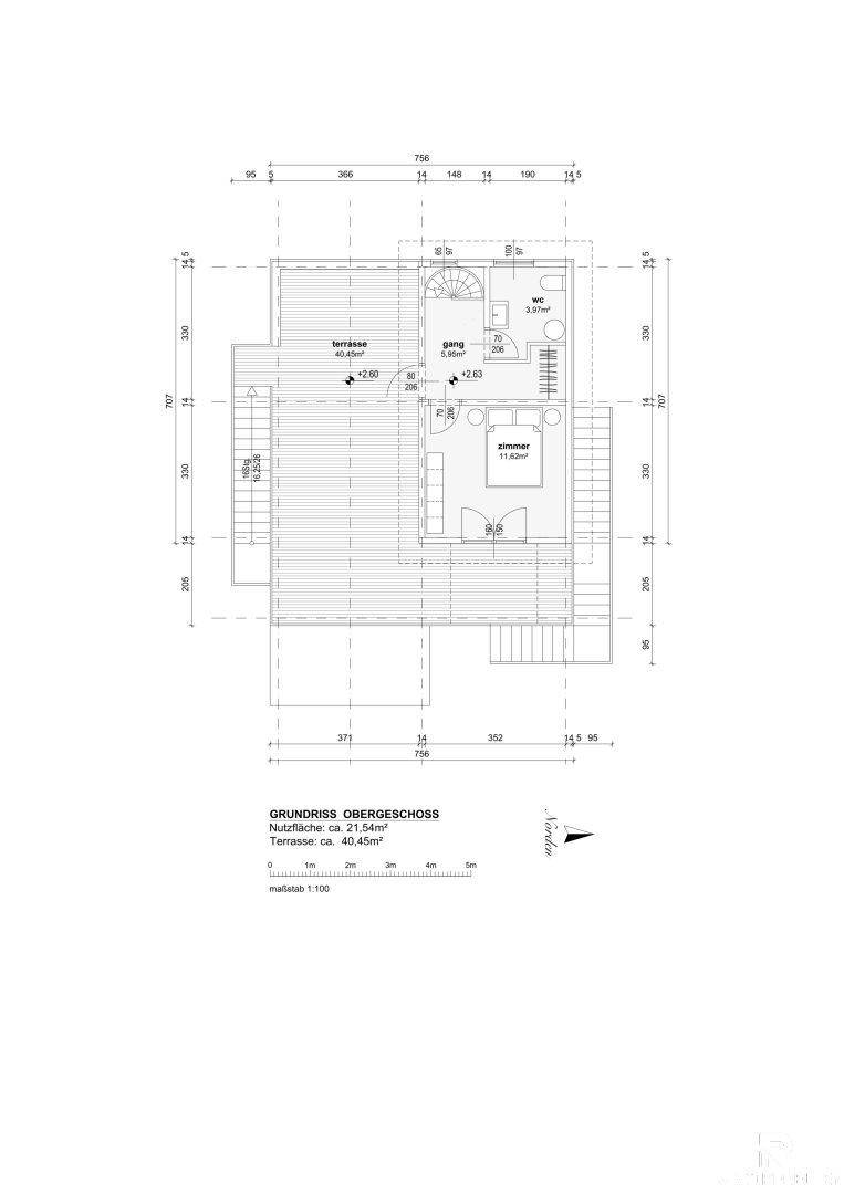 Grundriss des Obergeschosses mit Schlafzimmer, Bad und einer weitläufigen Terrasse.