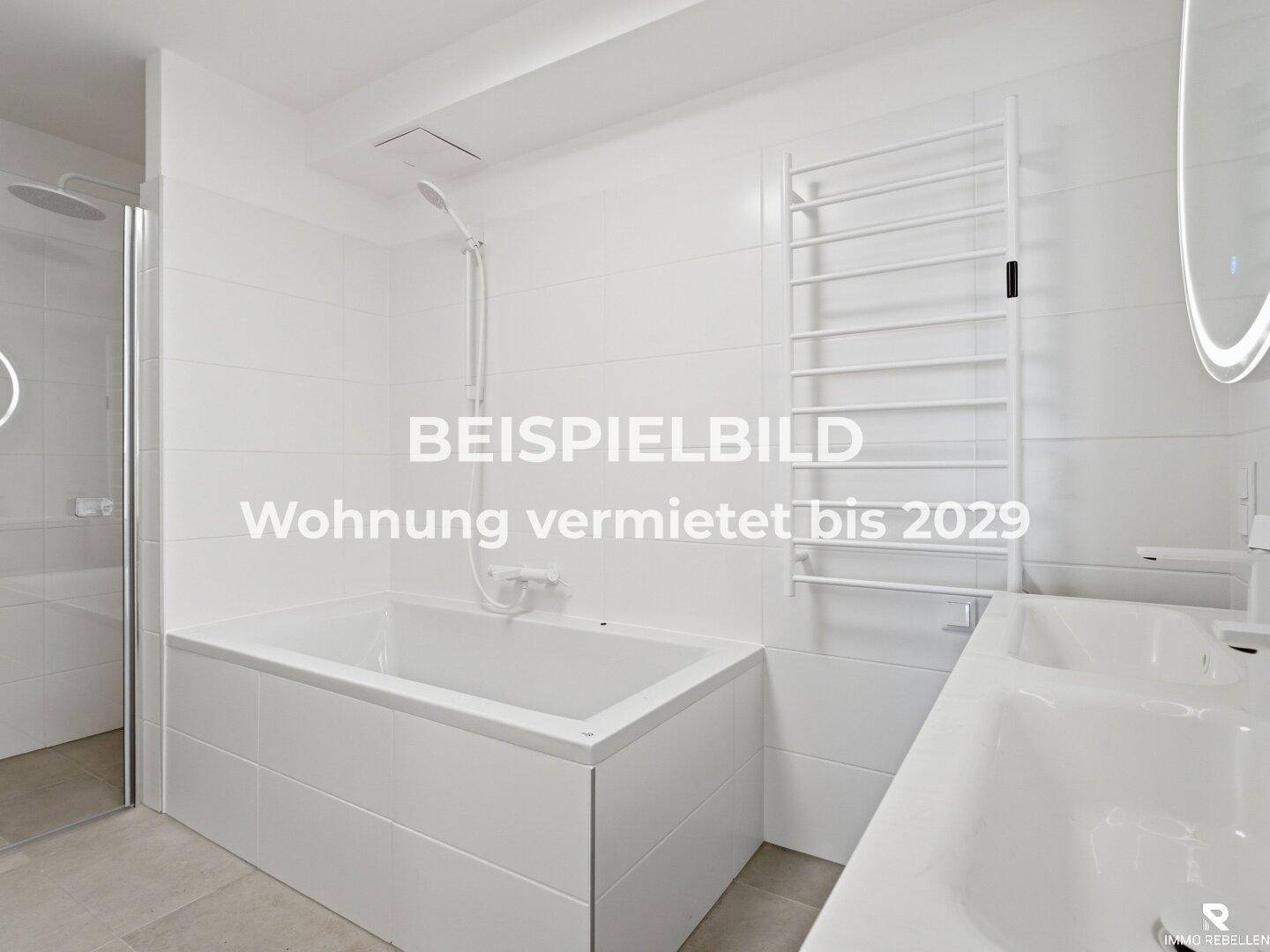 Modernes Badezimmer mit Badewanne, separater Dusche, Doppelwaschbecken und beheiztem Handtuchhalter.