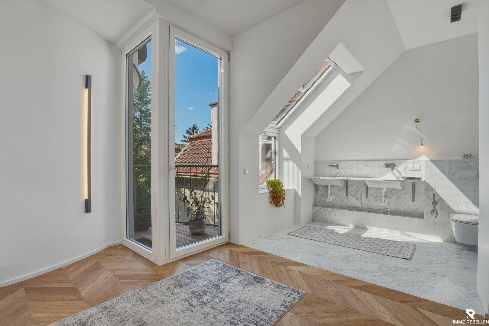 Modernes Badezimmer mit Marmorfliesen, Dachfenster und Eckfenster mit Blick ins Grüne.