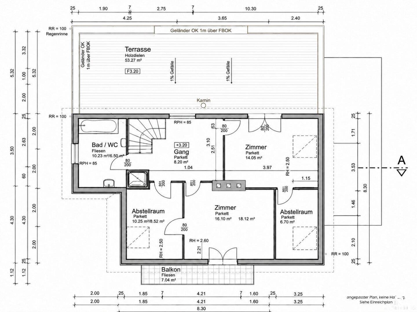 Grundriss des Obergeschosses mit zwei Zimmern, Bad, Abstellräumen, großem Balkon und einer Dachterrasse.