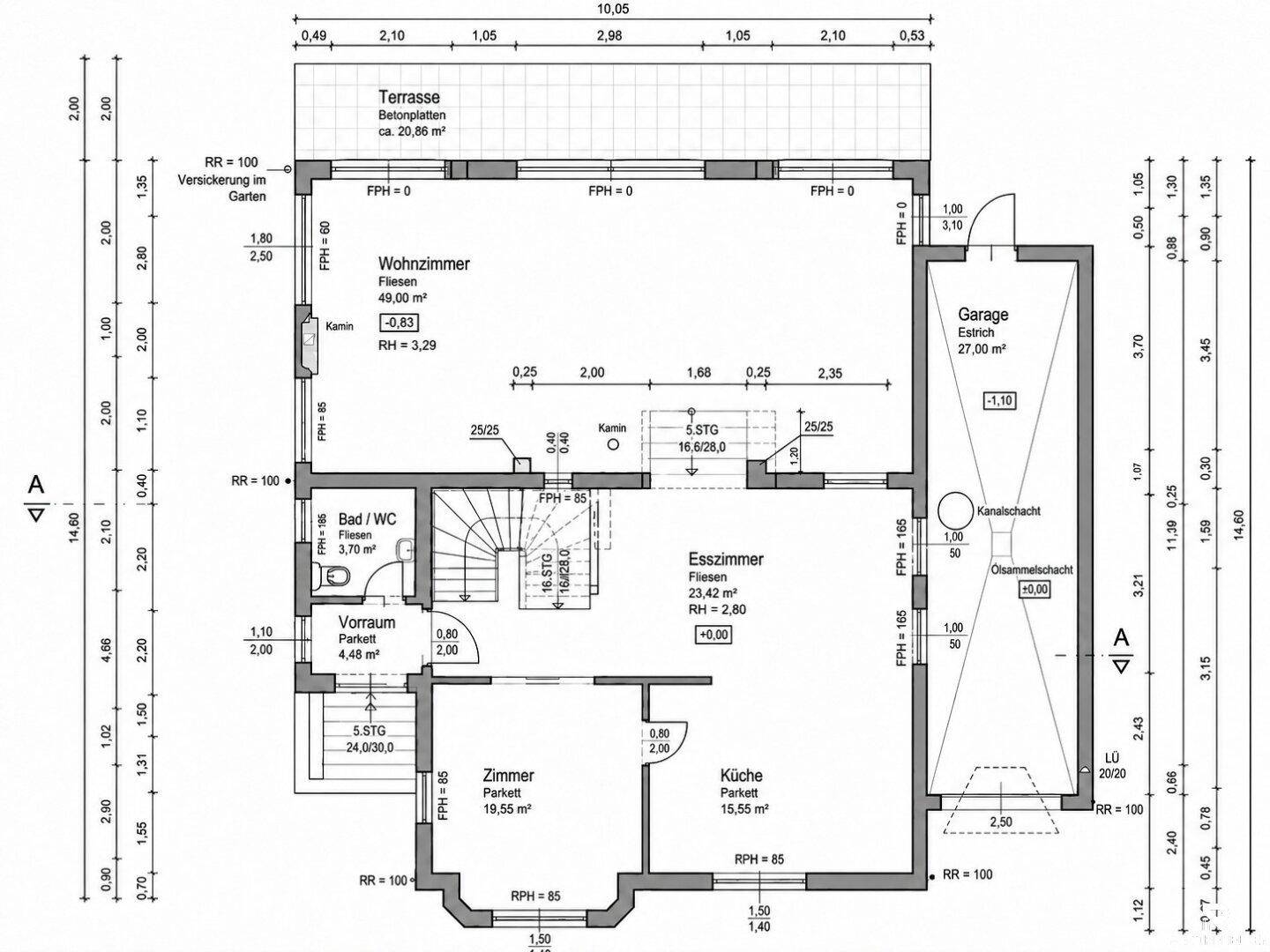 Grundriss des Erdgeschosses mit Wohnzimmer, Esszimmer, Küche, einem Zimmer und großer Terrasse.