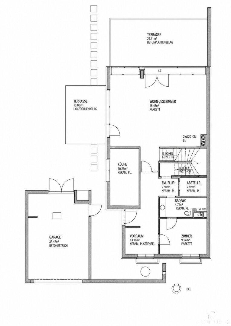 Grundriss des Erdgeschosses mit offenem Wohn-Essbereich, Küche, zwei Terrassen und Garage.