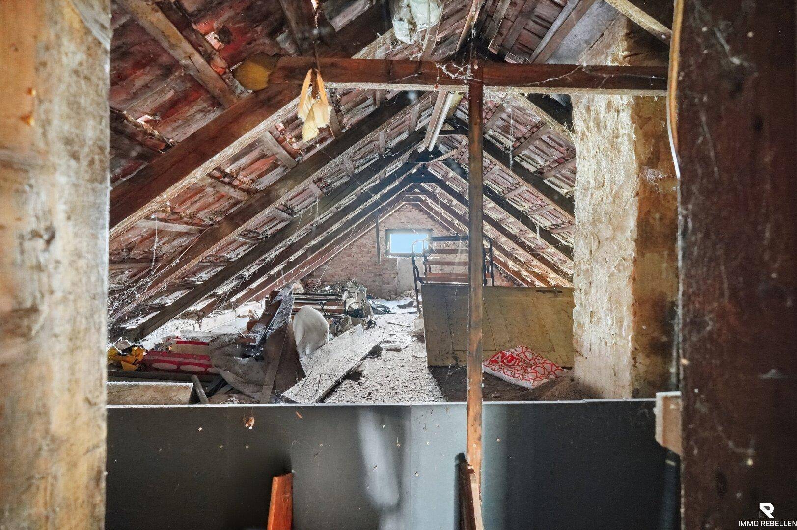 Unausgebauter Dachboden mit sichtbarer Dachkonstruktion und viel Potenzial zur Erweiterung.