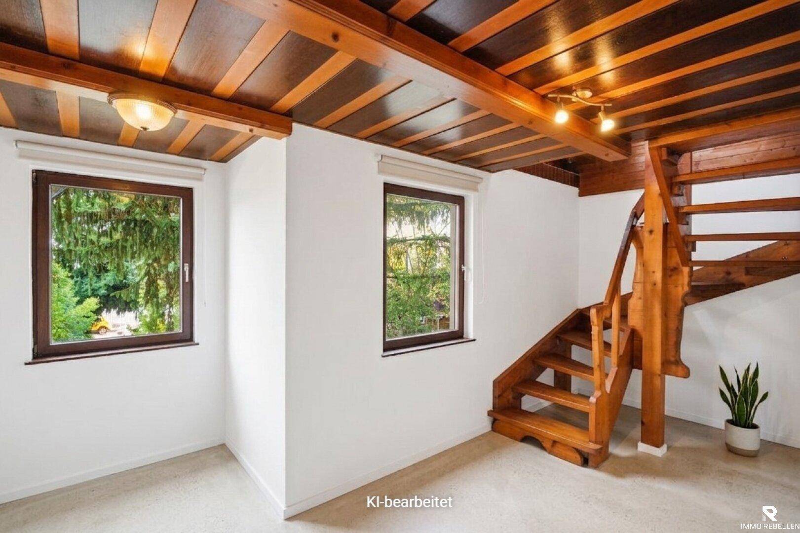 Heller Raum mit Holzdecke, zwei Fenstern und einer Holztreppe, modern gestaltet.