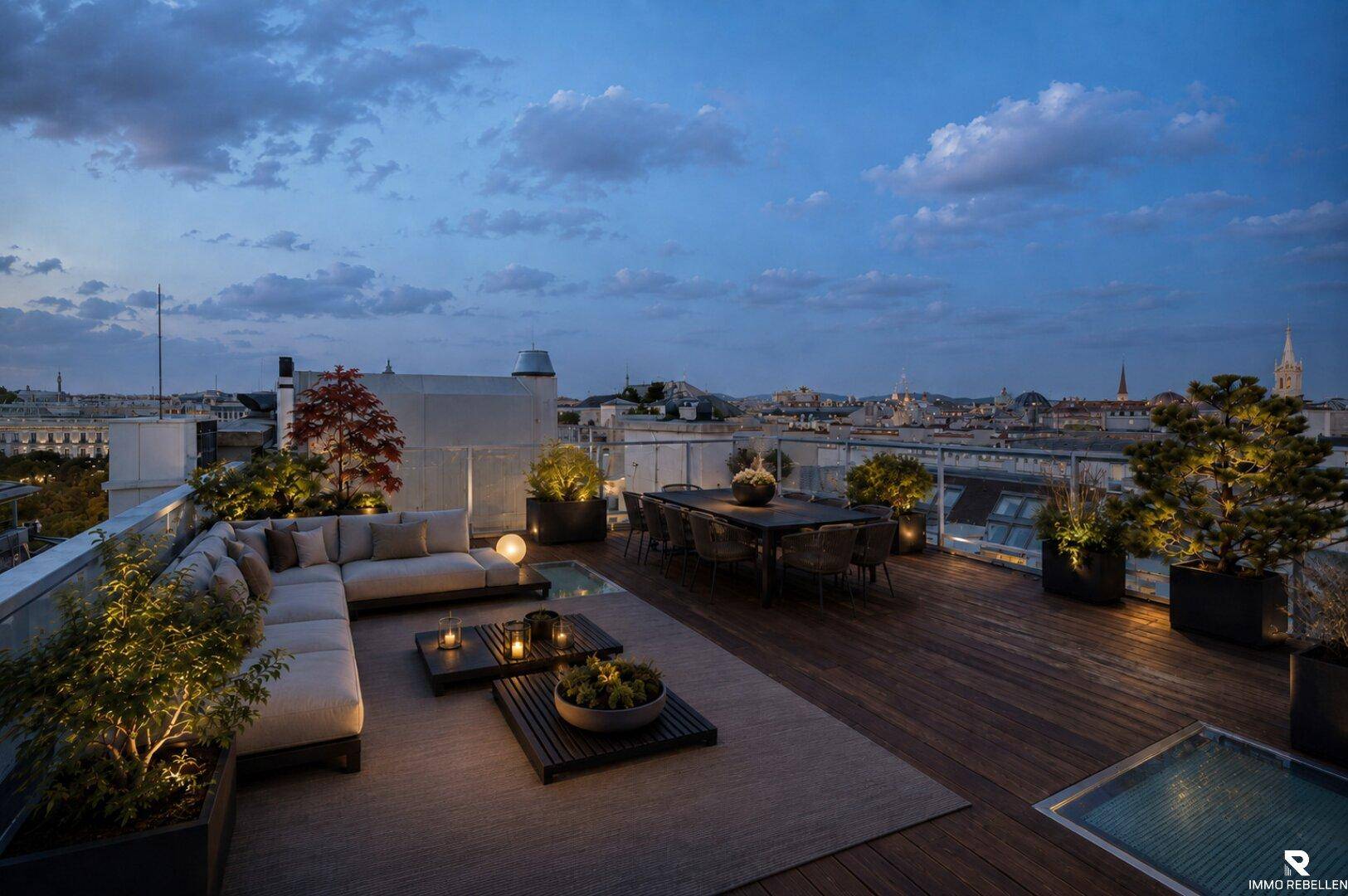 Geräumige Dachterrasse mit Lounge- und Essbereich, Pflanzen und weitem Stadtblick bei Dämmerung.