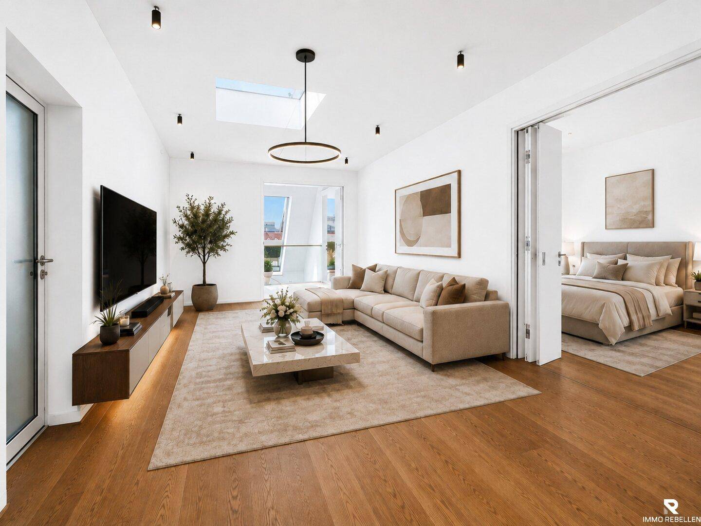 Helles Wohnzimmer mit modernem Sofa, Holzboden und Zugang zu einem Schlafzimmer.