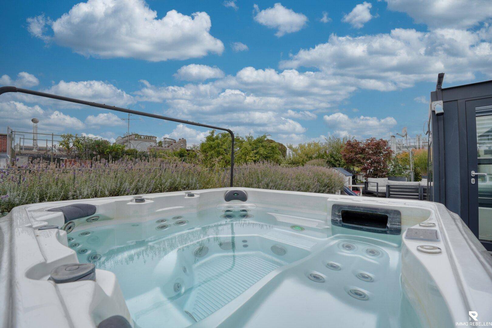 Entspannender Whirlpool auf der Dachterrasse mit Blick auf die umliegenden Dächer.