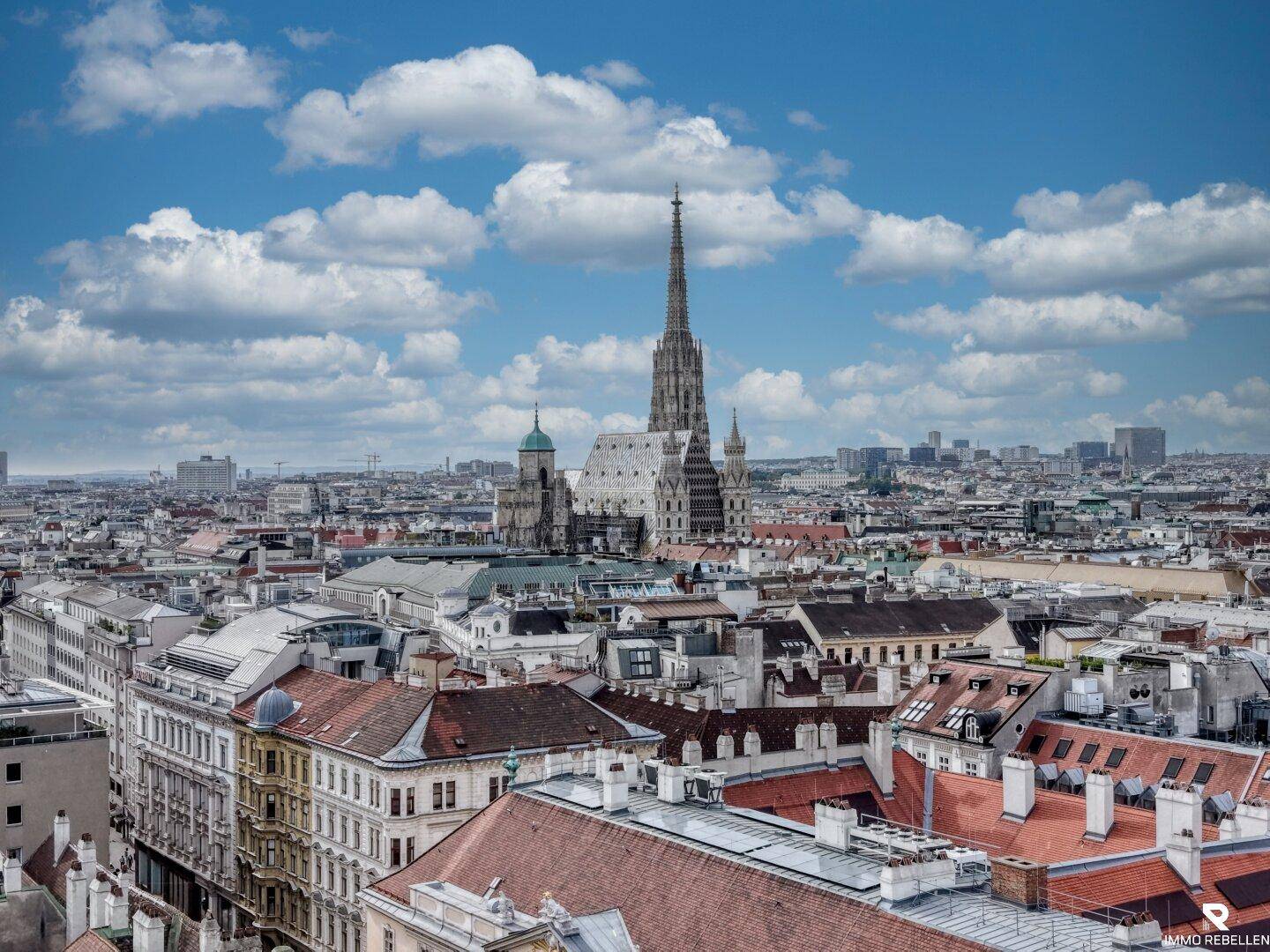 Spektakulärer Panoramablick über die Wiener Innenstadt mit dem Stephansdom als zentralem Wahrzeichen.