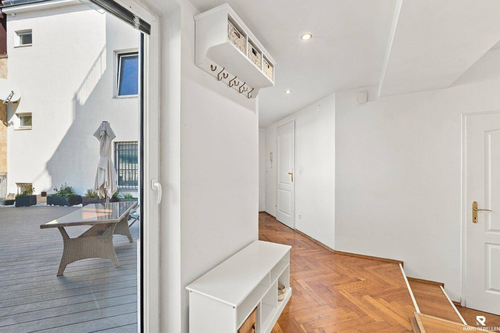 Detailansicht der Garderobe im Flur mit Blick auf die angrenzende Terrasse.