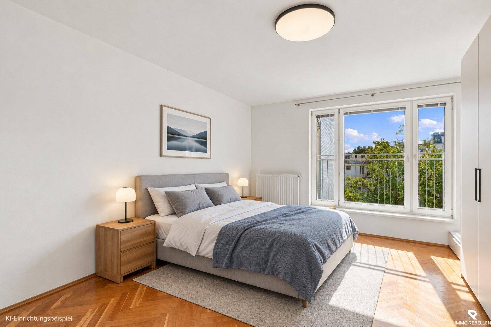 Helles Schlafzimmer mit Fischgrätparkett, großem Fenster und moderner Schlafzimmereinrichtung.