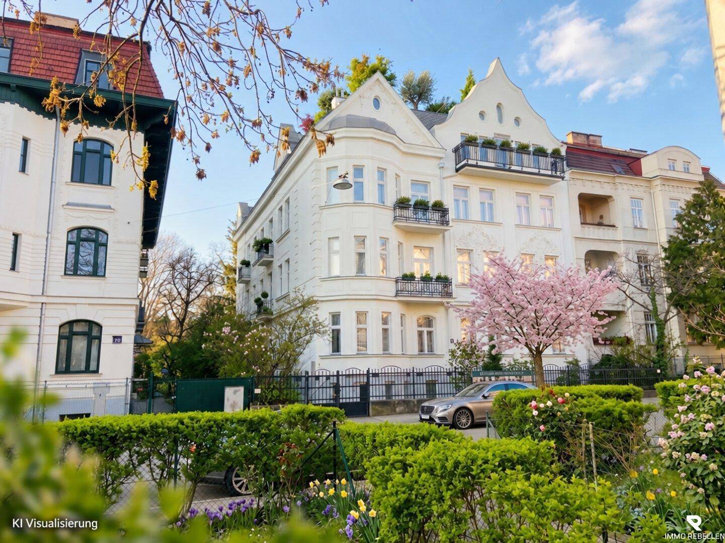 Elegantes Altbaugebäude mit gepflegter Fassade, Balkonen und blühenden Bäumen in urbaner Umgebung.