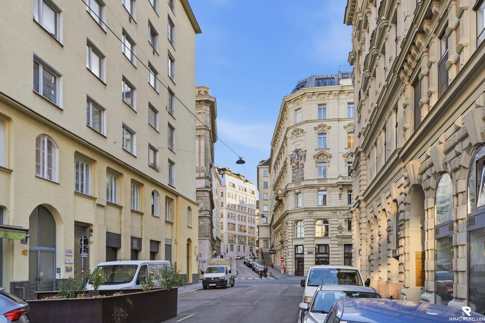 Historische Gebäude entlang einer Straße in der Stadt.