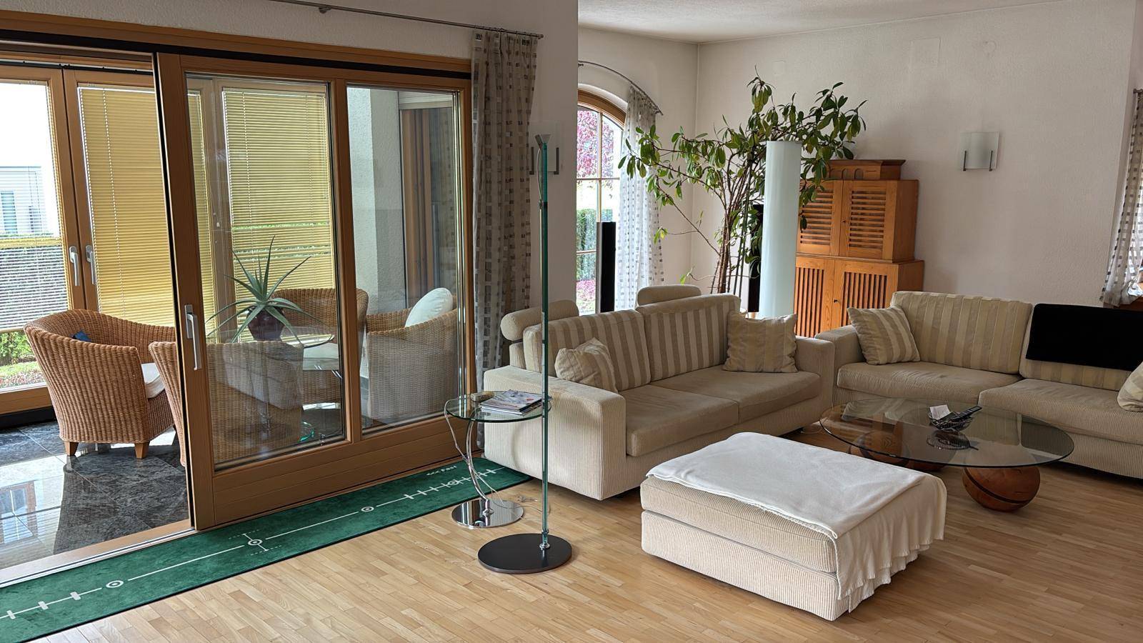 Fitnessraum mit Trainingsgeräten und Solarium, ideal für Sport und Wellness zu Hause.